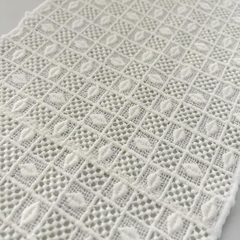 Collar: Diamond and Ichimatsu Lattice Off-White Cotton Lace Half-Collar, Retro Classic