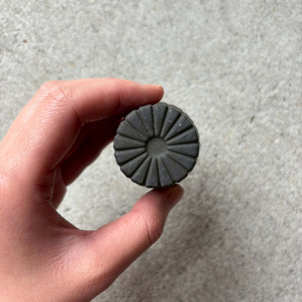 作家　飛松灯器　shaved cup SS / 台湾茶杯 / charcoal black（マット）【9】