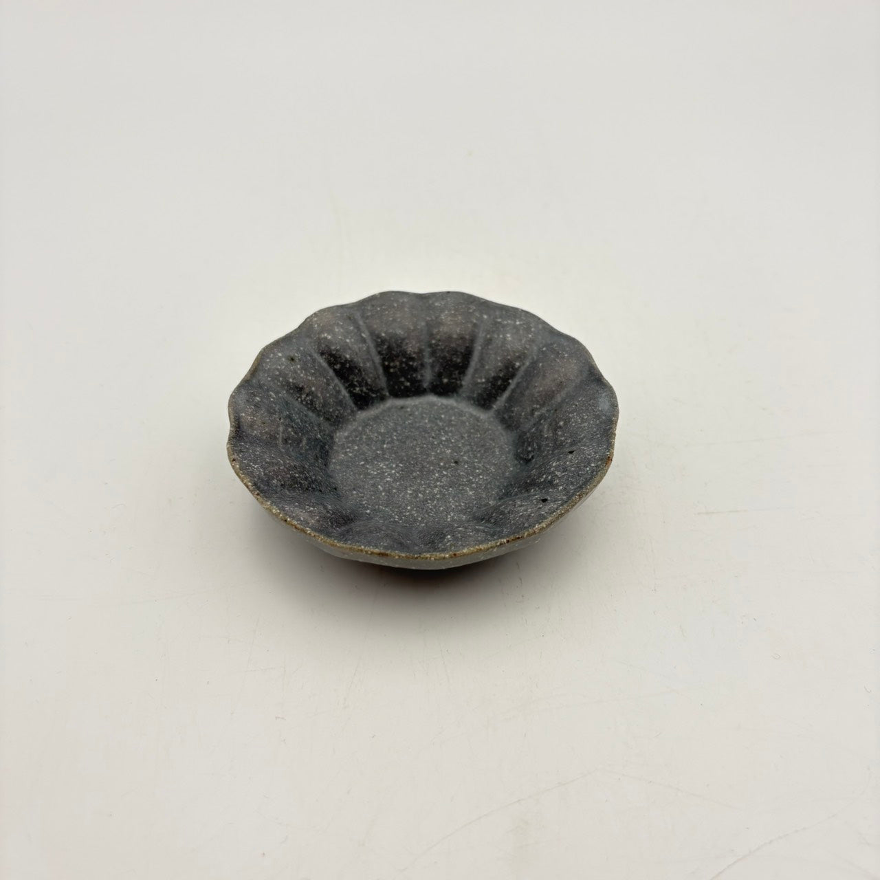 Petal-shaped Deep Plate - Small, Gray Glaze [Vintage 20]