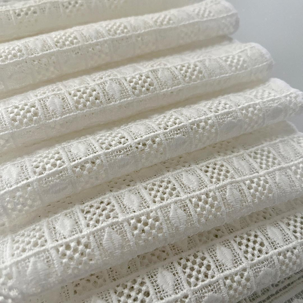 Collar: Diamond and Ichimatsu Lattice Off-White Cotton Lace Half-Collar, Retro Classic