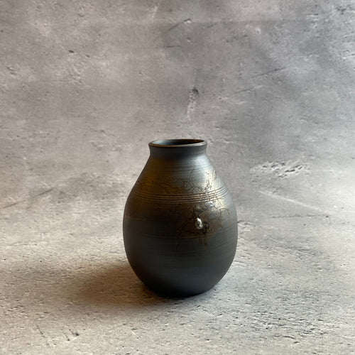 216 Seaweed-patterned vase [21]