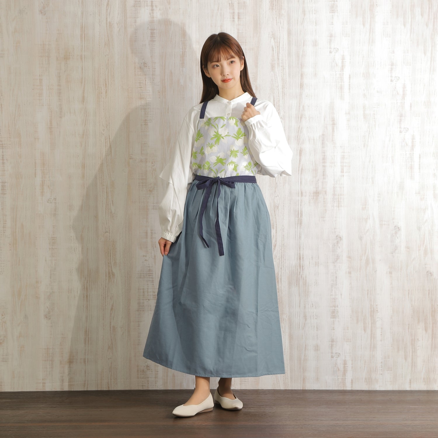 [Michelle Machoto] ミッシェルマコット アオノツガザクラ柄 ロング ワイド ギャザー エプロン D-0001