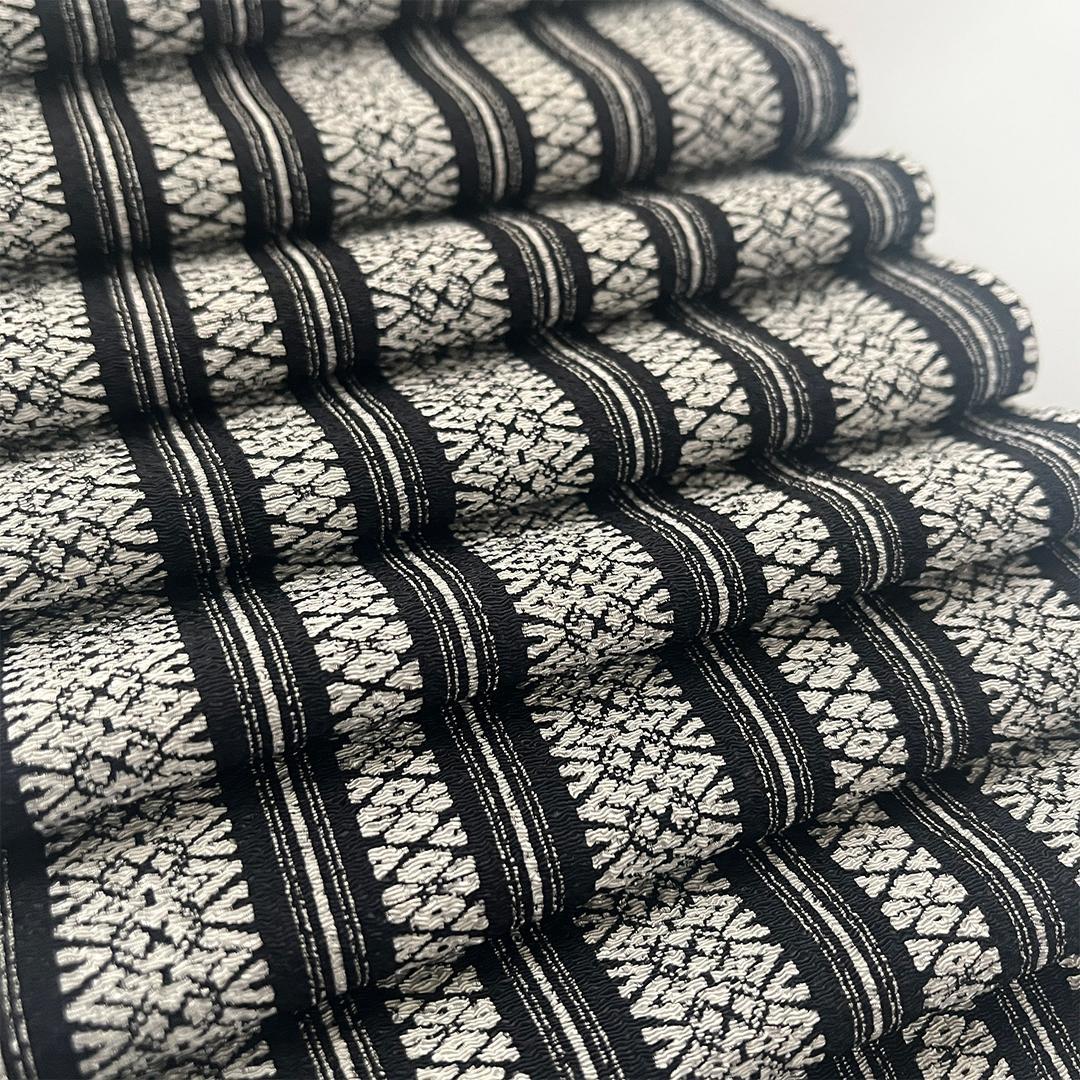 Half-collar, chirimen, crisp Kenjo, black, vertical Hakata-ori pattern, half-collar, chirimen, white, black