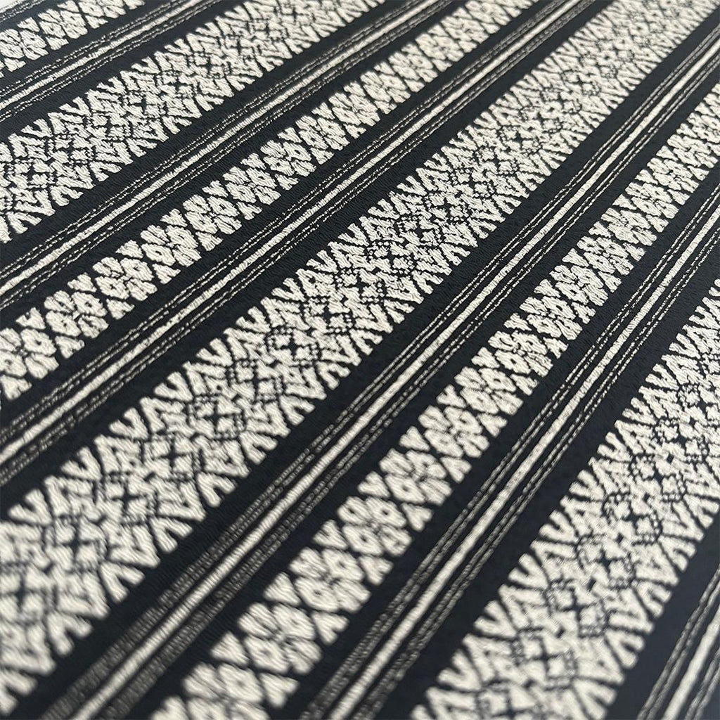 Half-collar, chirimen, crisp Kenjo, black, vertical Hakata-ori pattern, half-collar, chirimen, white, black