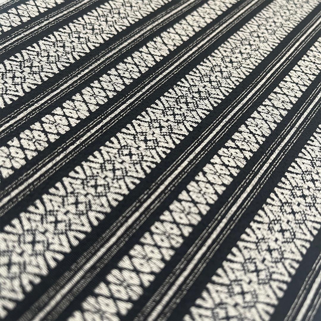 Half-collar, chirimen, crisp Kenjo, black, vertical Hakata-ori pattern, half-collar, chirimen, white, black