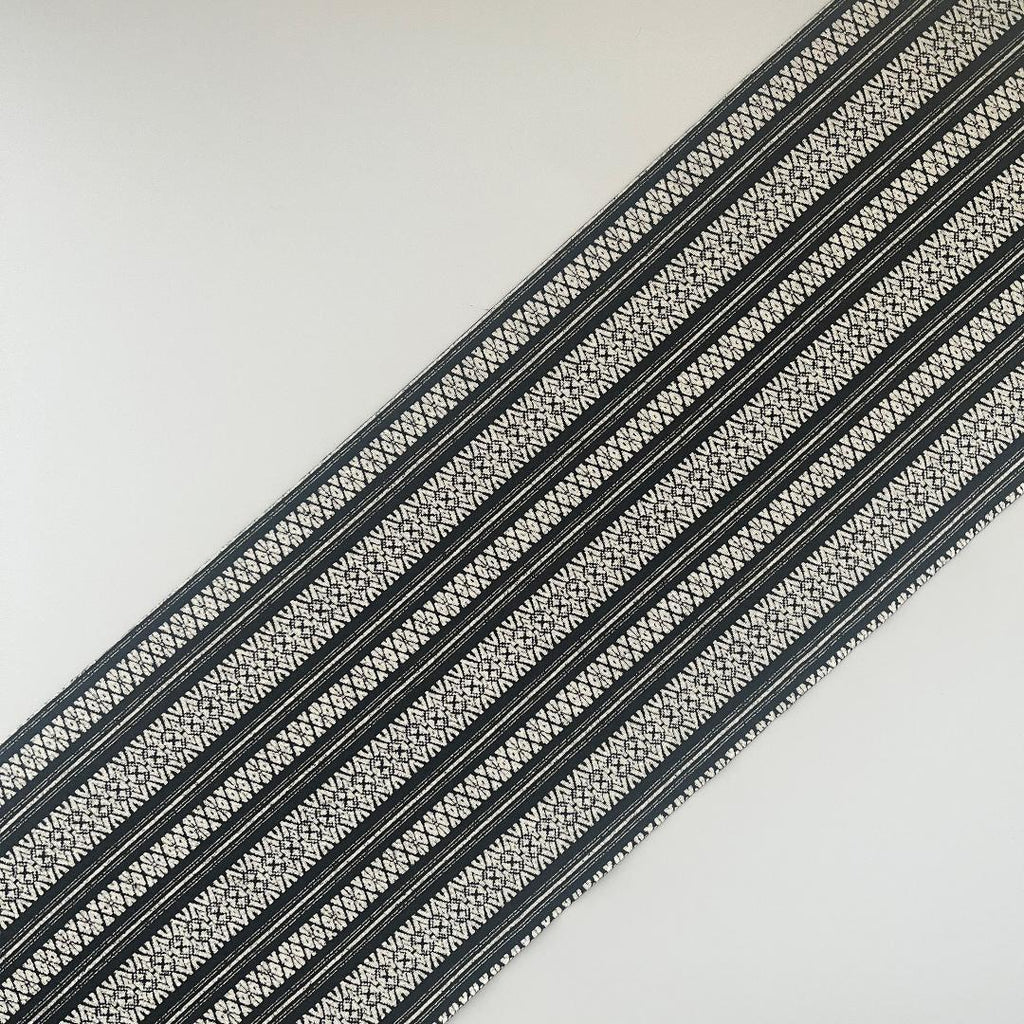Half-collar, chirimen, crisp Kenjo, black, vertical Hakata-ori pattern, half-collar, chirimen, white, black