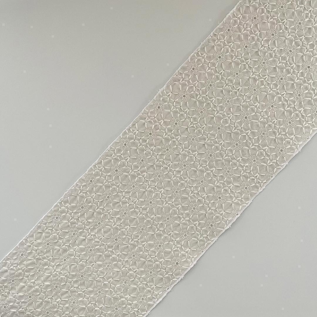 Haneri: Flower-embroidered cotton lace, greige. Washable cotton lace, natural.